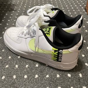 NIKE AIR FORCE 1 LOW “WORLDWIDE WHITE VOLT” SIZE 8.5